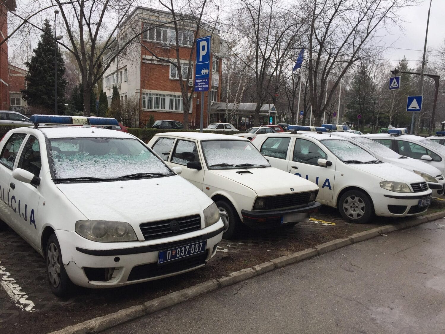 Parking policija Pariske komune foto citalac scaled