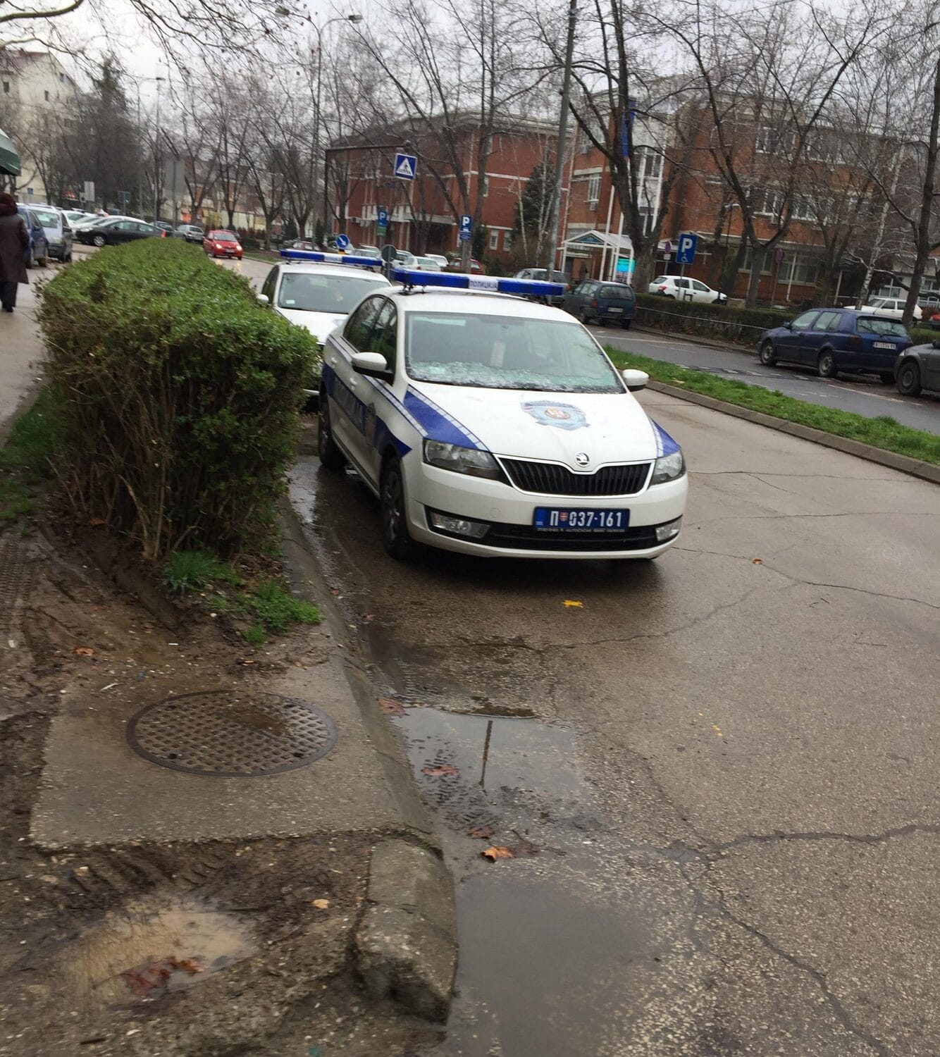 Policijski auto parking foto citalac scaled