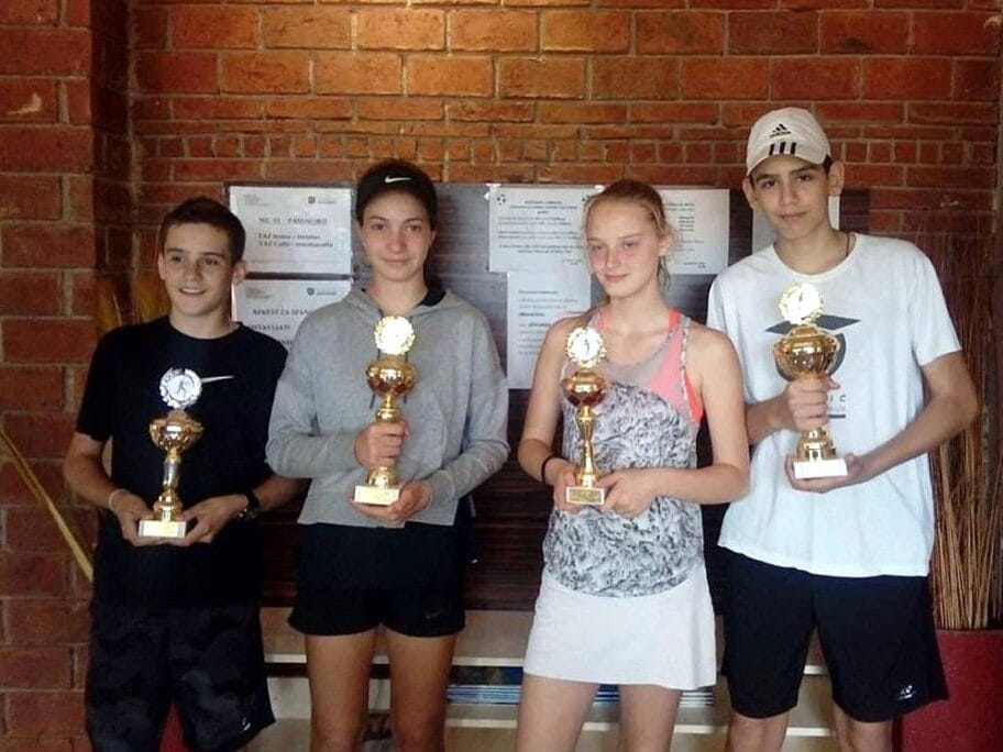 U Nišu održano Prvenstvo istočne Srbije, domaćim teniserima zlato 17 Teniseri i teniserke TAZ a do 14 godina foto Teniska akademija Zivkovic