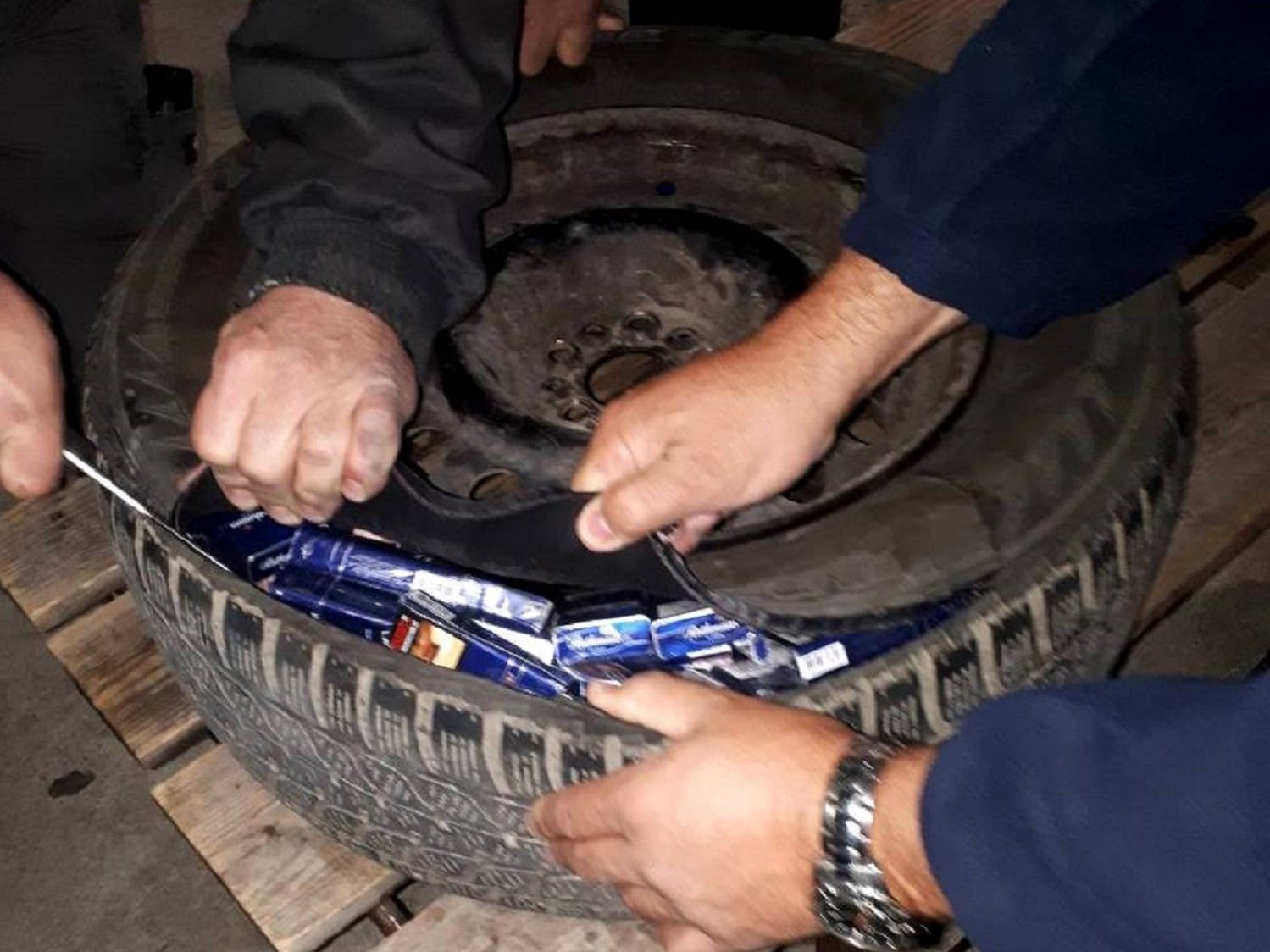 cigarete u rezervnom tocku