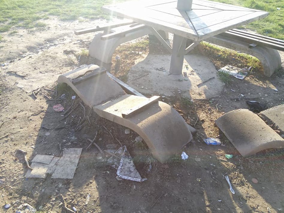 Uništili betonske klupice letnjikovca na Delijskom visu 1 delijski vis polomljene klupe foto nmarkovic