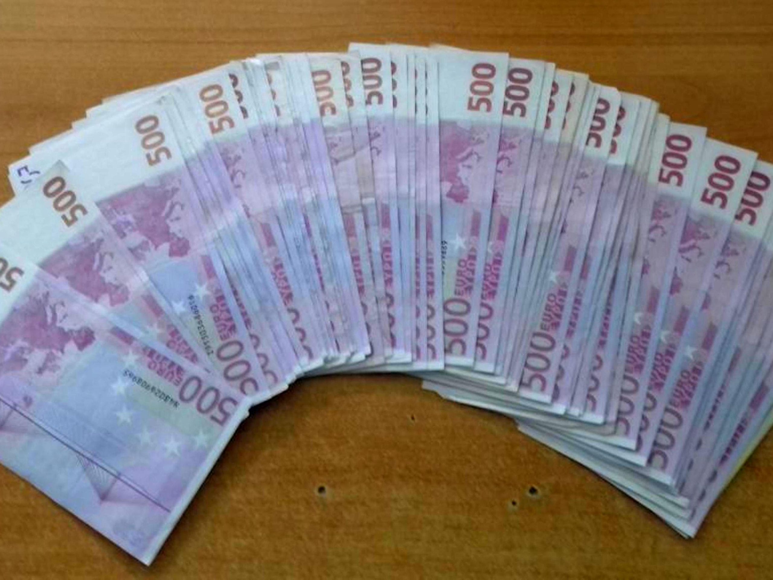 Novcanice u apoenima od 500e foto Uprava carina scaled