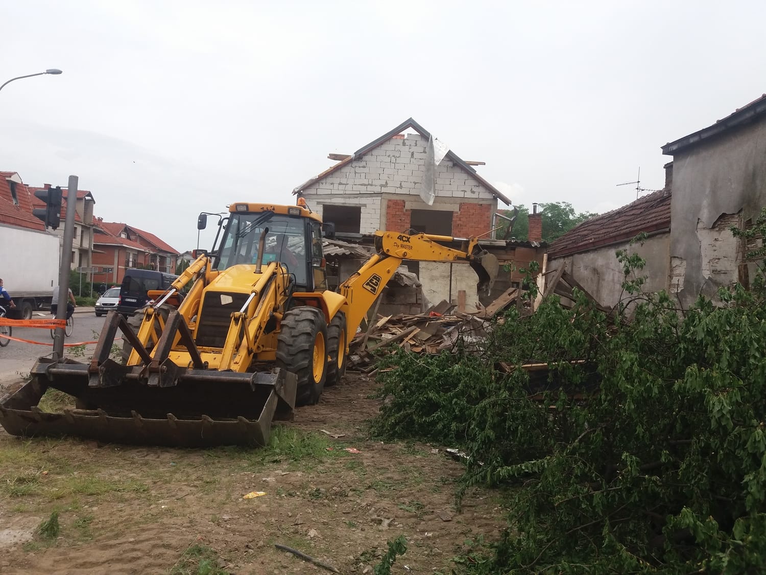 Počeli radovi na proširenju Bulevara Nikole Pašića u Leskovcu 1 Rusenje maj 2018 foto Bojana Antic