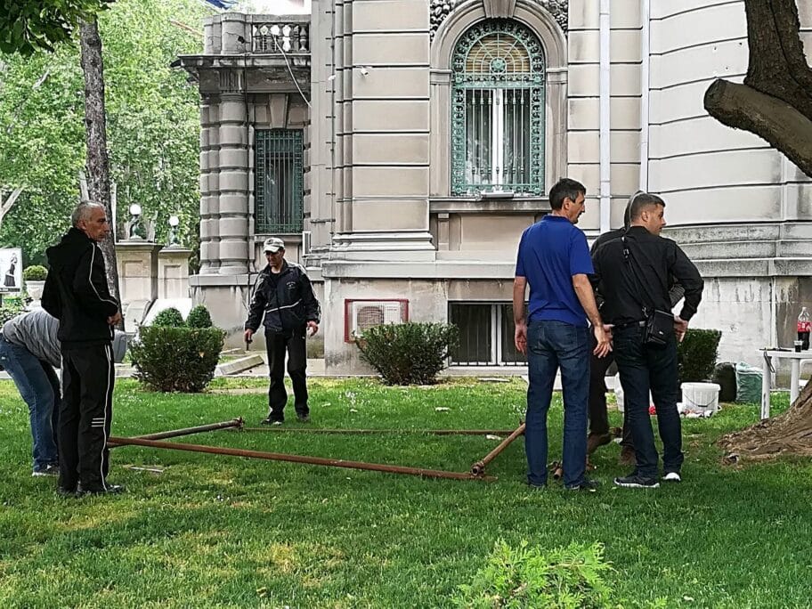 Komunalna sprečila borce da postave šator pored Gradske kuće 9 Postavljanje satora foto JV