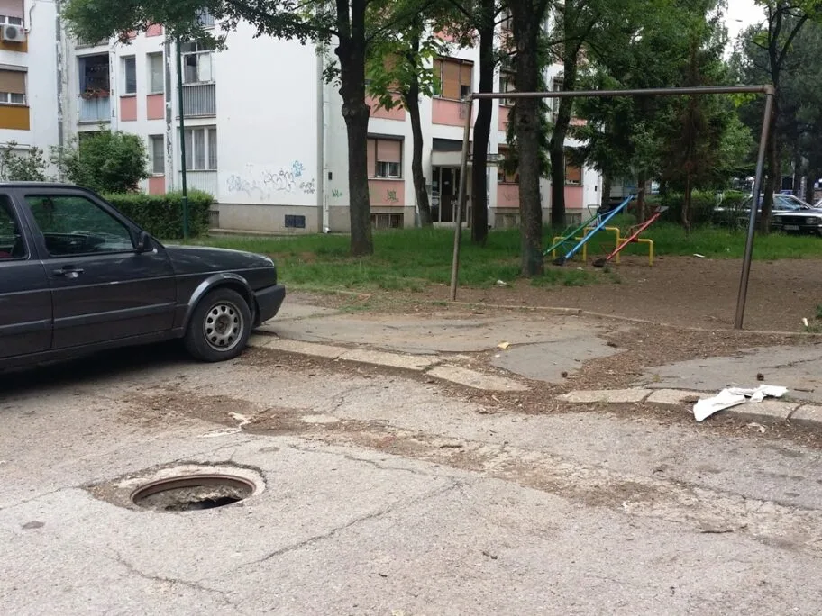 Otvorene šahte kod zgrada u Durlanu, jedna blizu dečijeg igrališta 8 Otvoren saht Durlan foto citalac