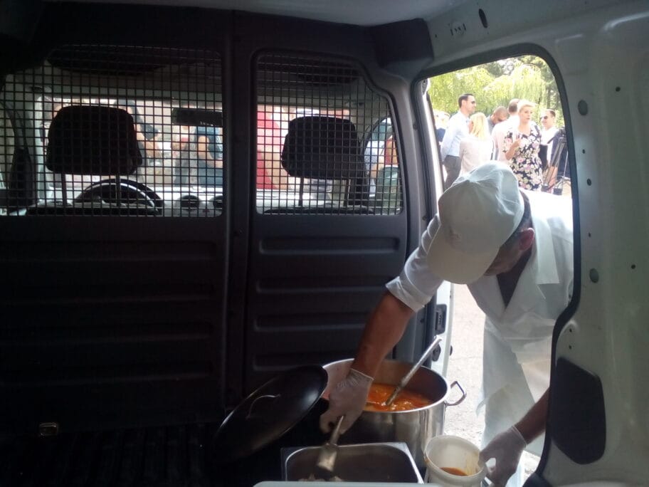 Podela hrane foto V Milic