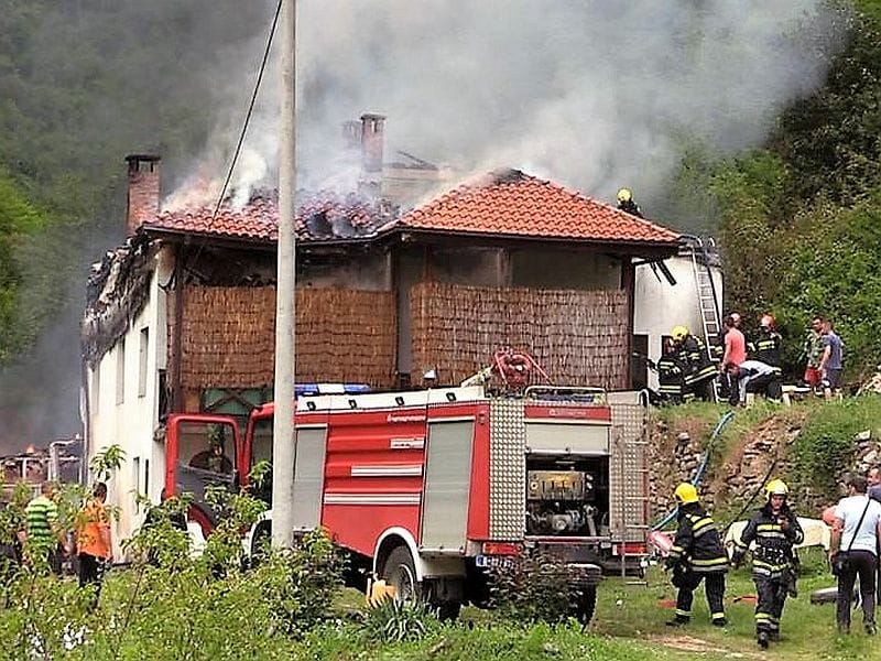 Izgoreo konak manastira kod Vladičinog Hana 1 pozar manastir V HAN foto i m 1
