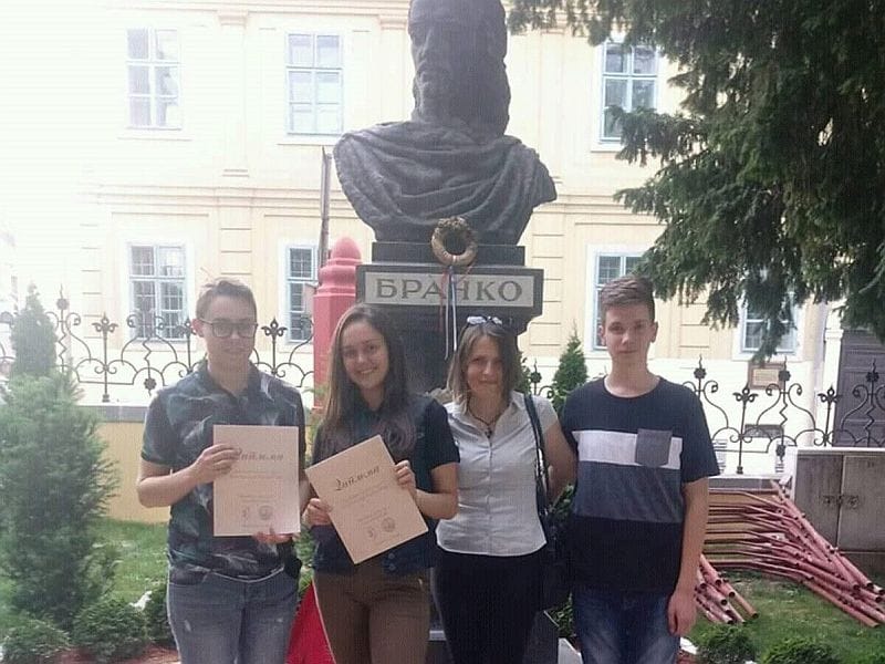 Nagradjeni ucenici sa profesorkom Marijom Todorovic foto lj m