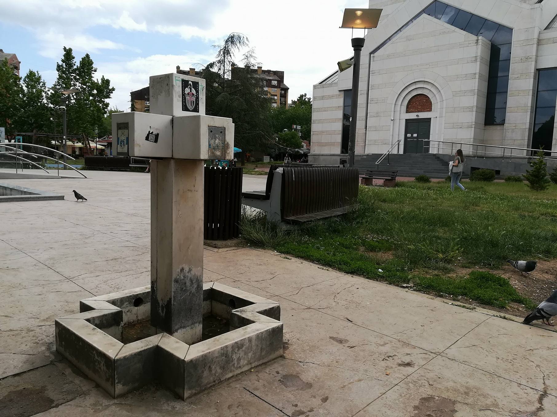 Ne rade sve česme u Medijani, uglavnom su zapuštene i oštećene 1 esma krst Park Svetog Save1 maj 2018 foto JV J Adamovic