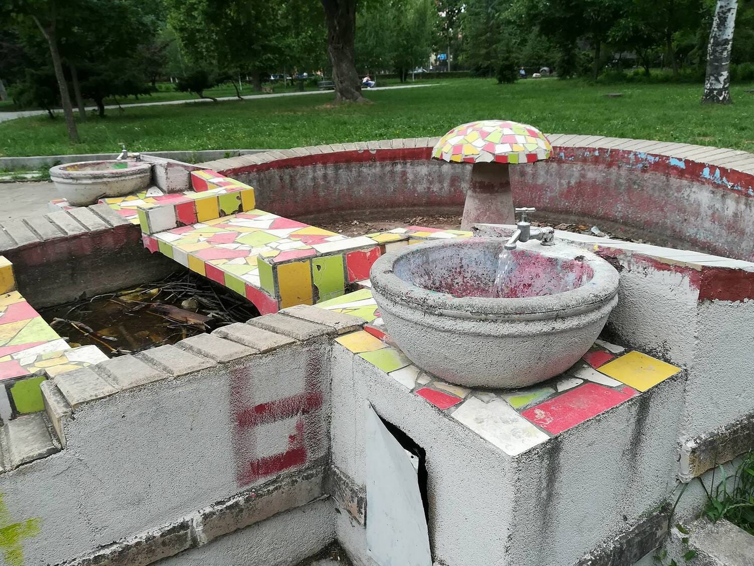 esma-park-Čair-kod-amfiteatra1,-maj-2018;-foto-JV-J.-Adamović