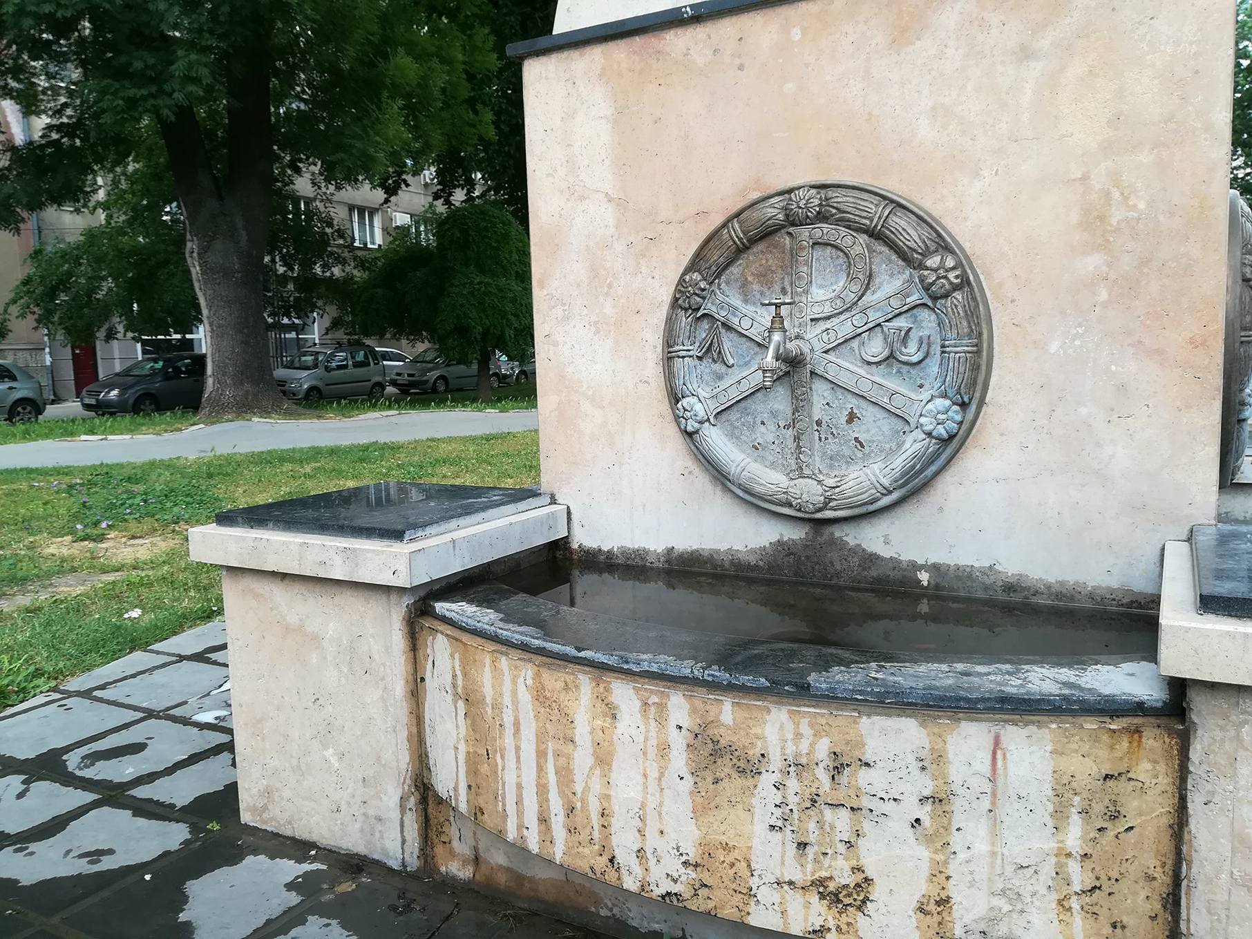 esma-preko-puta-Narodnog-pozorišta1,-maj-2018;-foto-JV-J.-Adamović