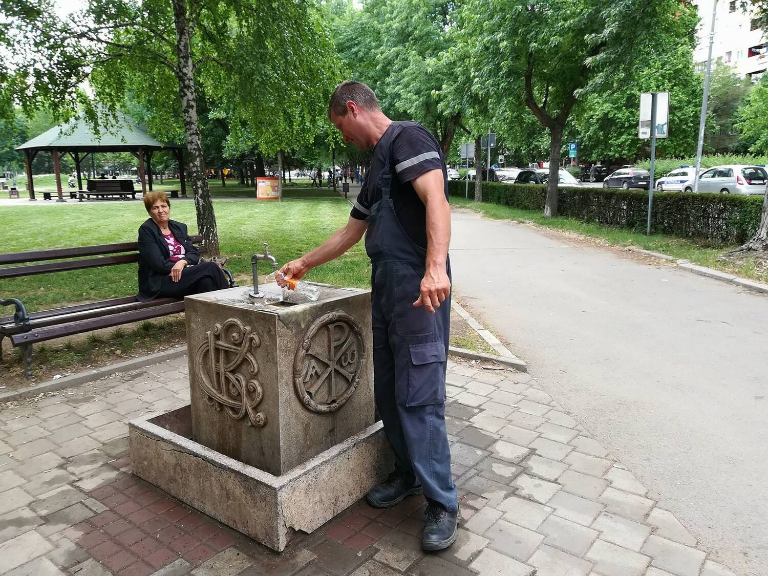 esma-preko-puta-Opštine-Medijana3,-maj-2018;-foto--JV-J.-Adamović