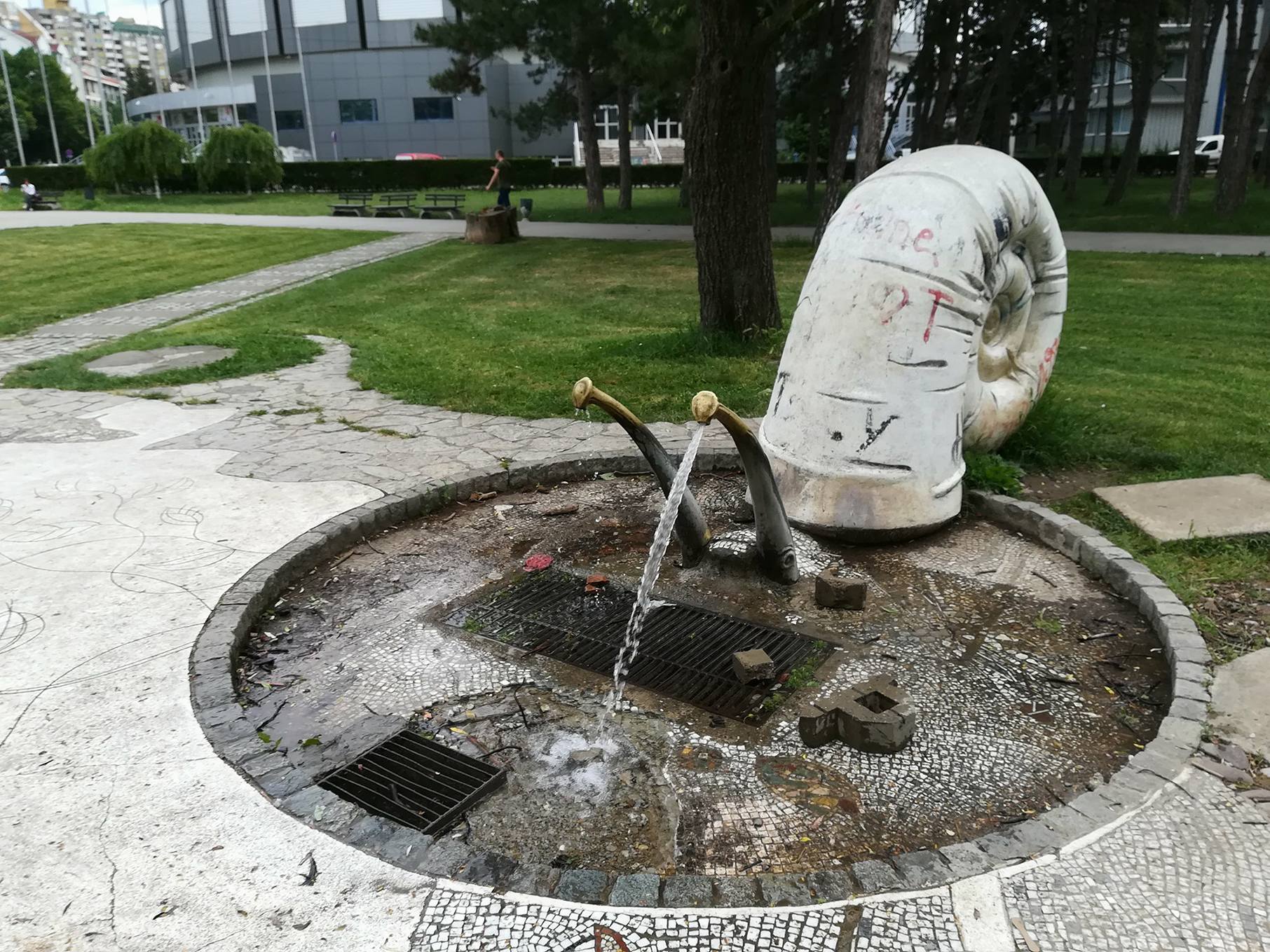 esma-puž-park-Čair5,-maj-2018;-foto--JV-J.-Adamović