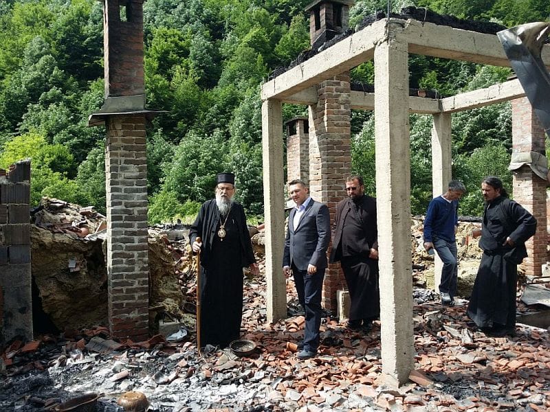 Vladika Pahomije i Goran Mladenovic na zgaristu konaka foto eparhija vranjska