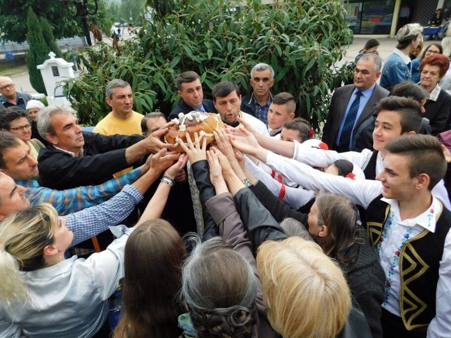 Secenje kolaca maj 2018 foto Kulturni centar Vlasotince