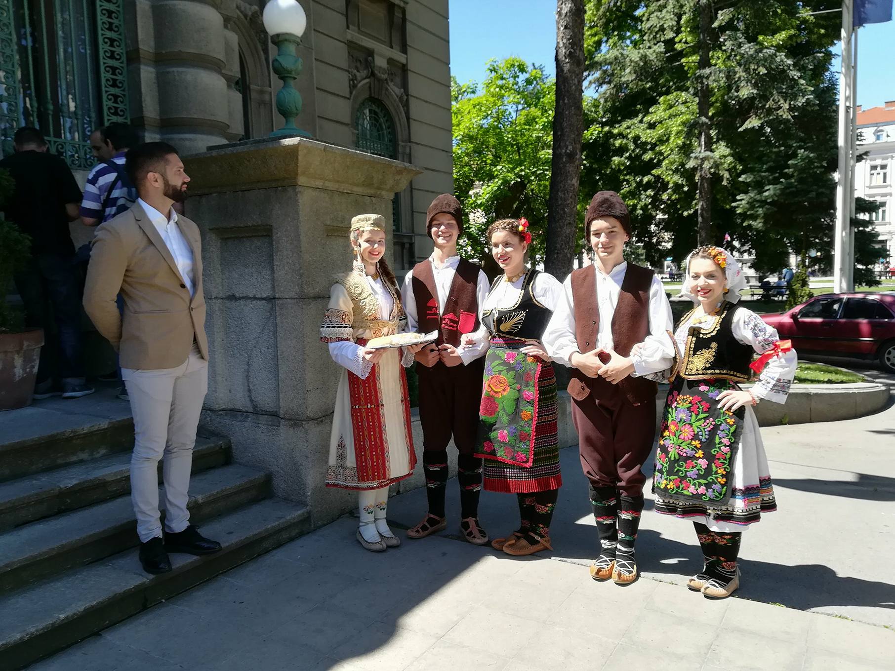 Deca-u-nosnjama-docekuju-ambasadore;-foto:-JV