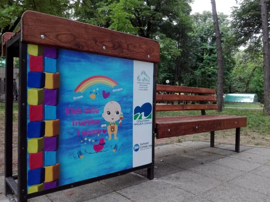U Niškoj Banji postavljena klupa za dojenje i presvlačenje beba 7 Klupe za dojenje foto Opstina Niska Banja