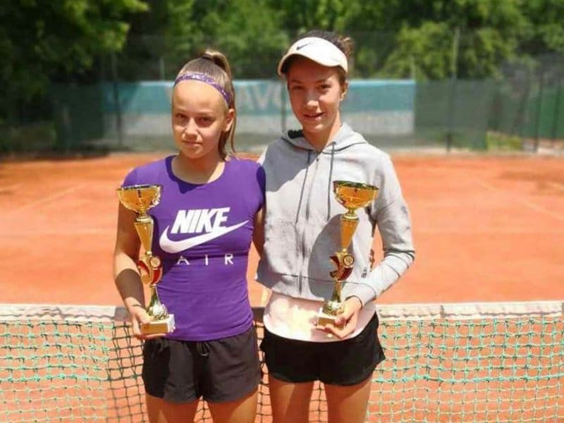 Teniserke iz Niša šampioni u dublu na međunarodnom turniru 19 Emilija Zdravkovic i Lola Radivojevic foto Teniska akademija Zivkovic