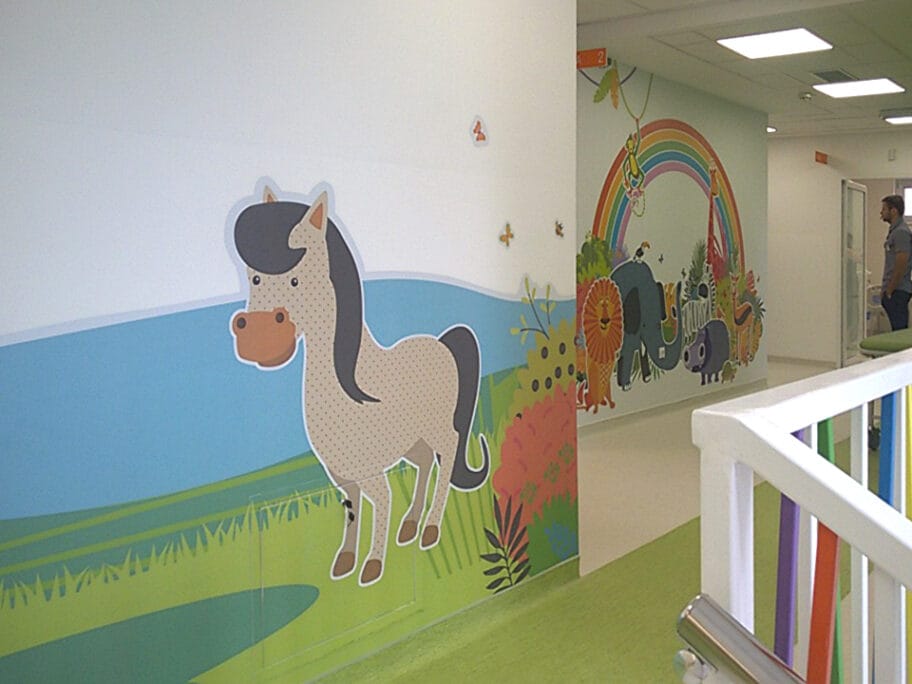 Slikarka iz Niša "obojila" tešku svakodnevicu mališana obolelih od raka 18 milena lazarevic photo3