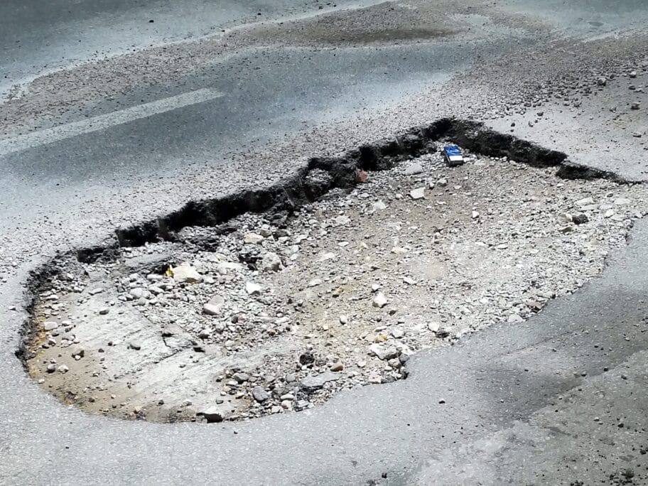 Krateri i dalje na niškim ulicama, najavljeno krpljenje “punom parom” 5 Udarne rupe Vardarska foto citalac scaled