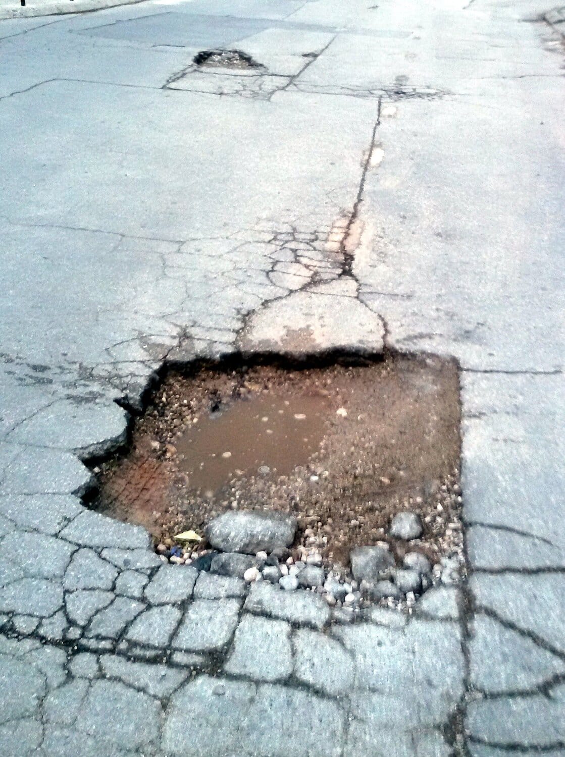 Udarne-rupe-u-Romanijskoj-ulici;-foto:-čitalac