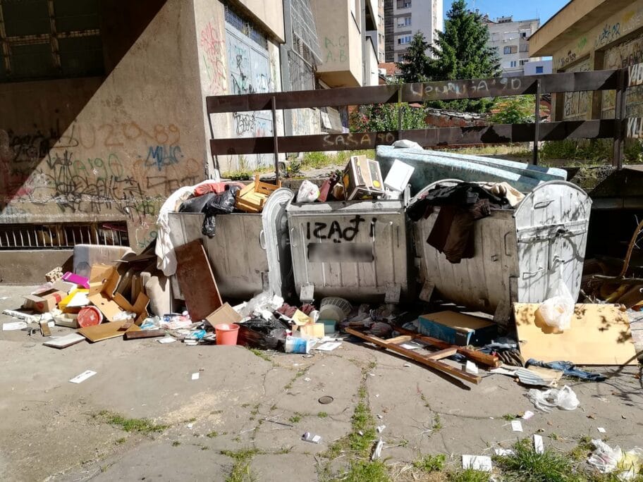 Kabasti otpad kod Tasine skole foto citalac