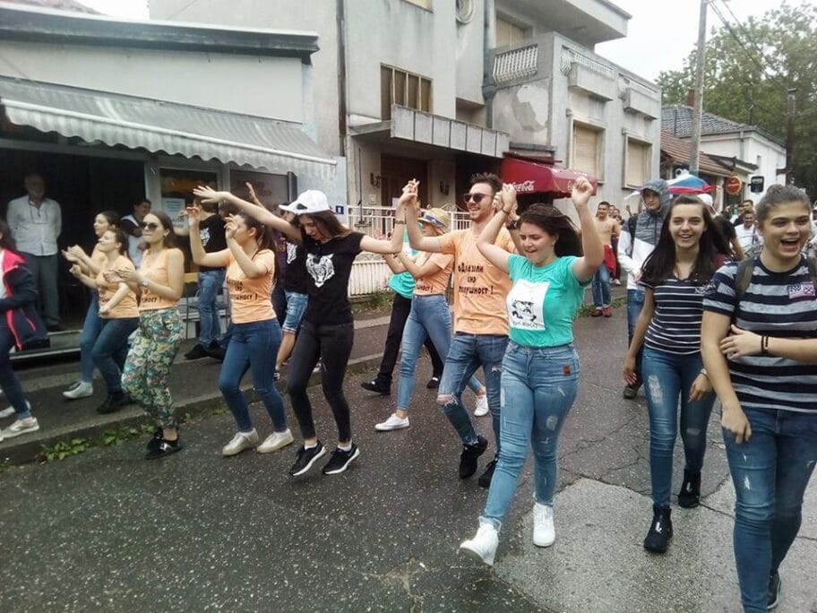 Vranjski maturanti defileom proslavili poslednji školski dan 14 2m