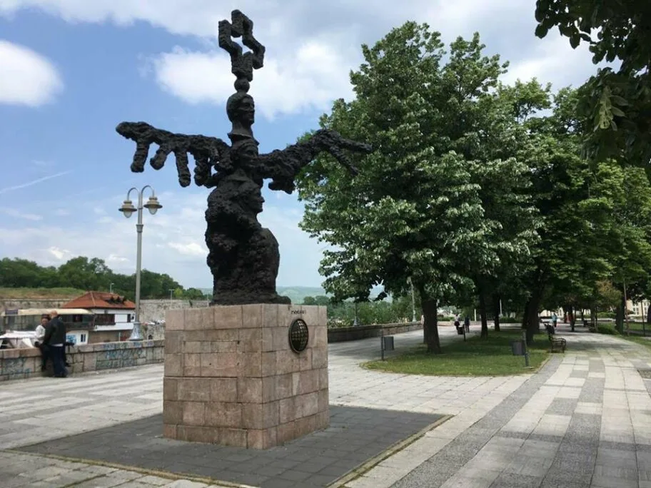 Oštećen spomenik posvećen Ediktu na nišavskom keju 7 Spomenik Konstantin kej foto P B