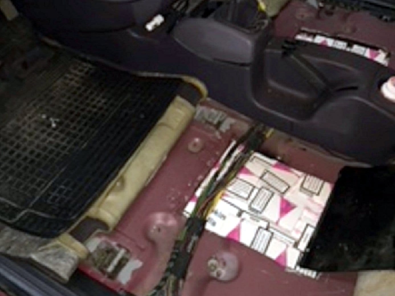 Cigarete u bunkeru foto Uprava carina