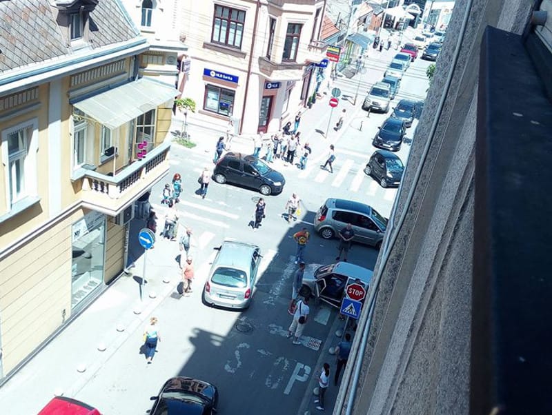 Nakon sudara automobila oboren pešak sa trotoara 19 sudar dusanova foto sbojovic