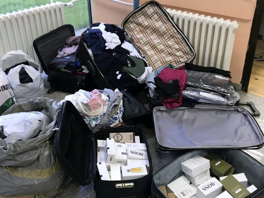 koferi sa sumnjivom garderobom i parfemima foto Uprava carina