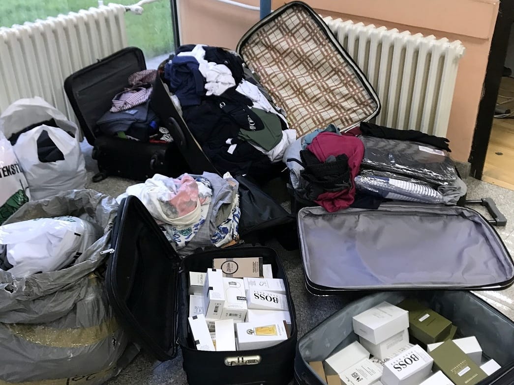 koferi sa sumnjivom garderobom i parfemima foto Uprava carina