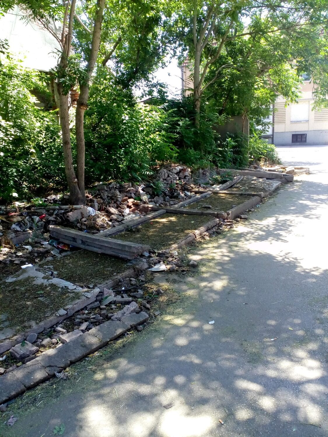 Deponija-centar-srušena-zgrada-Prijavi-problem