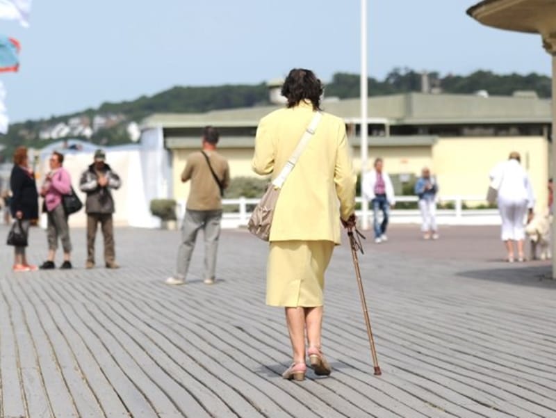 Više od 400 ljudi u Jablaničkom okrugu boluje od multipla skleroze 10 Zena sa stapom maj 2018 foto flickr Guillaume Paumier