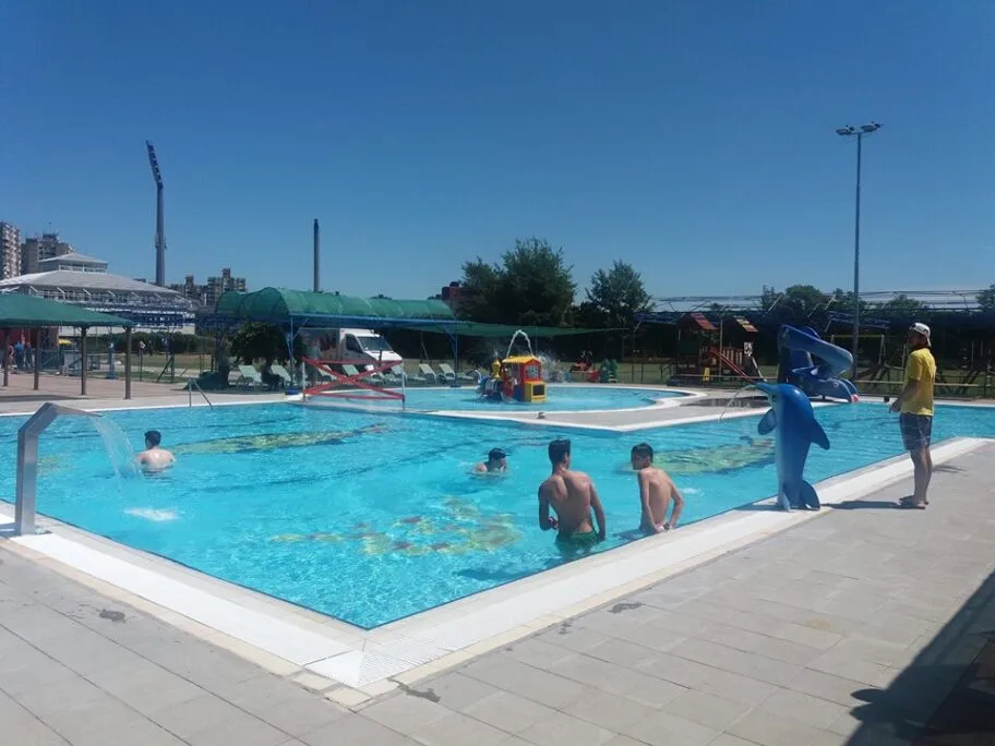 Prvi kupači na otvorenom na "Čairu" ove sezone 8 Bazen foto SC Cair