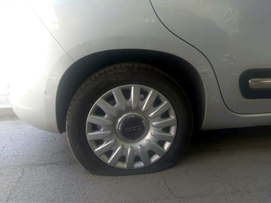 Izbusena guma foto A Dj