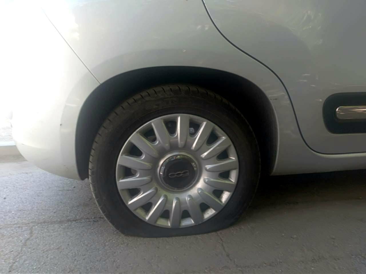 Izbusena guma foto A Dj