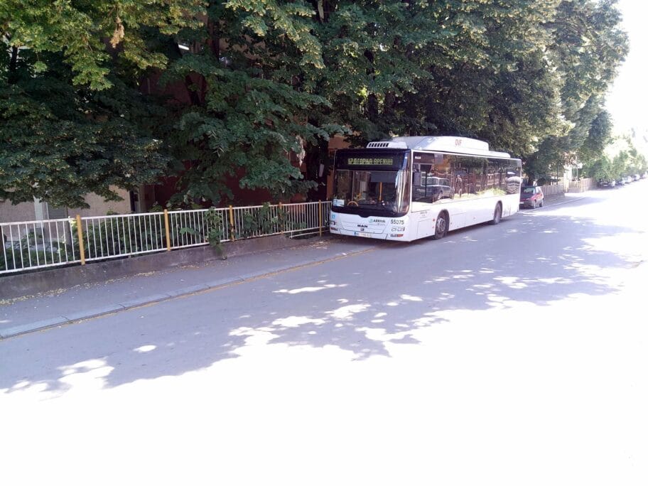 Nepropisno parkiran bus foto JV S Markovic