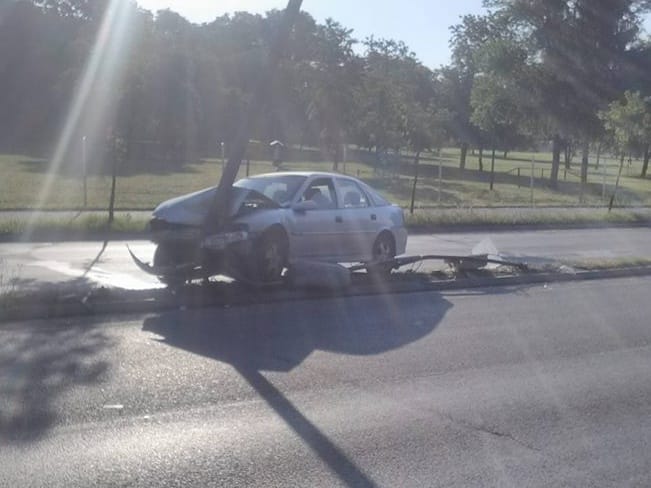 Na Bulevaru Nikole Tesle kola udarila u banderu 1 kola udarila u banderu foto Layar Pavlovic Cropped