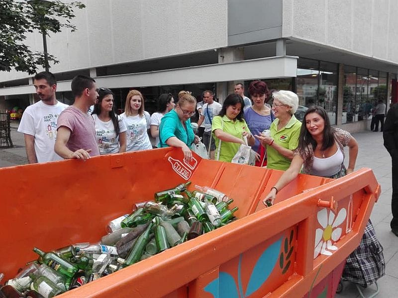 Kontejner staklo foto i m