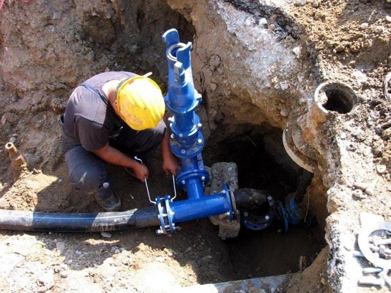 Zbog havarija bez vode brojne ulice u Nišu, naselja Ledena stena, Milka Protić, 9. maj i više sela 1 800x600 Vodovodne cevi foto JKP Naissus