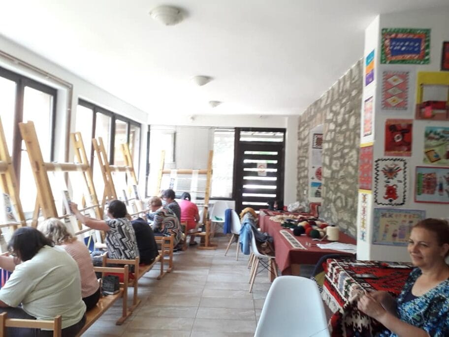 Na tkačkoj koloniji na Staroj planini učile kako se pravi pirotski ćilim 16 35240216 2186876988190813 6029125268780613632 n