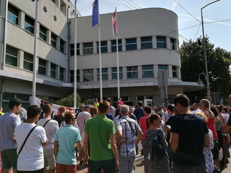 Protest večeras i u Nišu ispred Skupštine Grada 16 sednica skupstina o aerodromu3 foto ja