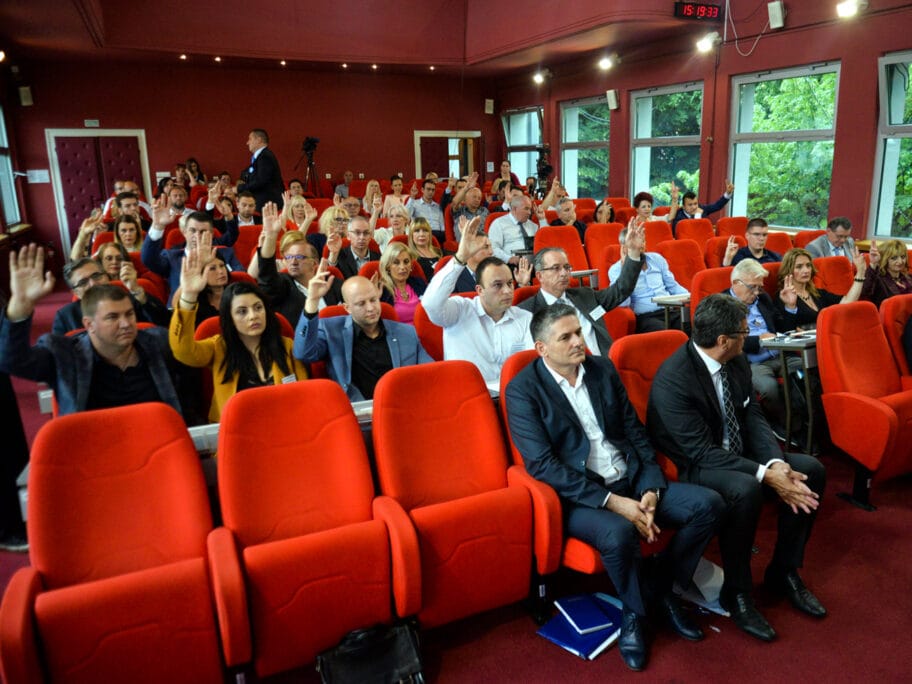 Većina niških odbornika odlučila da aerodrom pokloni državi 19 glasanje za aerodrom foto Vanja Keser