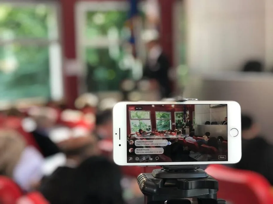 Obezbeđenje zabranilo novinarima da prenose zasedanje niške Skupštine 13 telefon foto media i reform centar