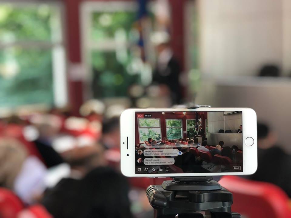 Obezbeđenje zabranilo novinarima da prenose zasedanje niške Skupštine 1 telefon foto media i reform centar