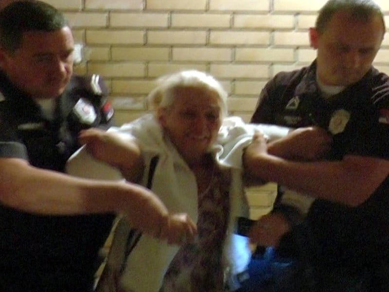 Policija je izbacuje iz stana foto JV