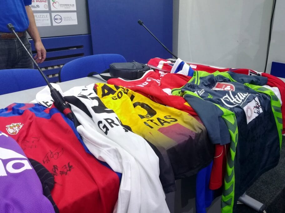 Dresovi humanitarna aukcija foto Juzne vesti Milica Jovanovic scaled