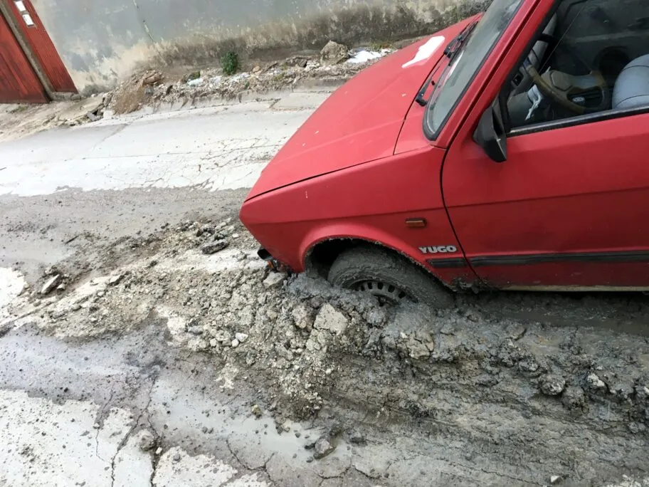 Auto progutala rupa foto citalac