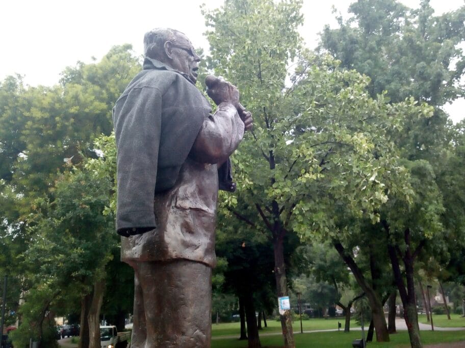 Spomenik Sabanu Bajramovicu ogrnut jaknom foto Juzne vesti Vitomir Ognjanovic scaled